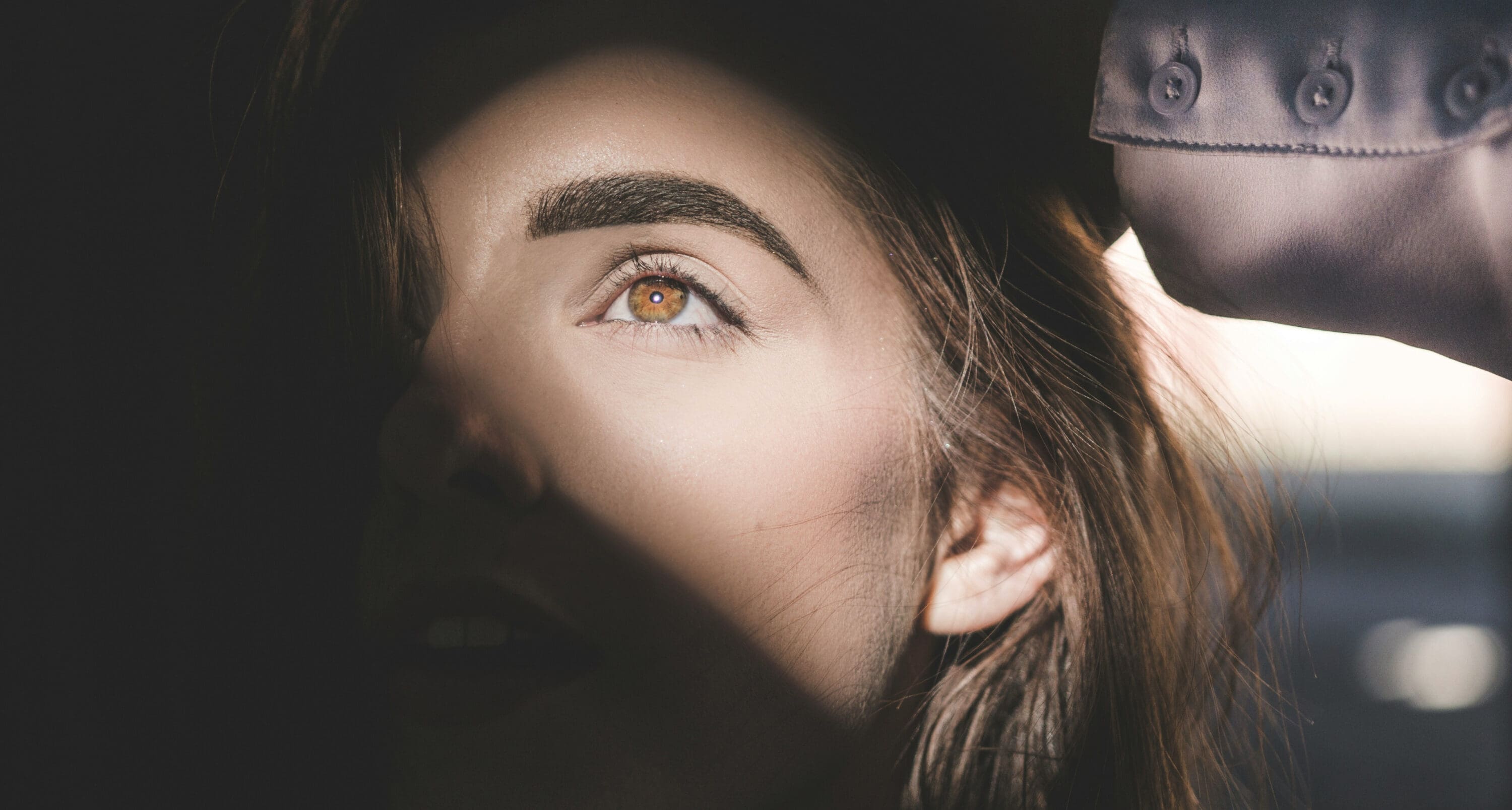 a women showing off her eyebrows